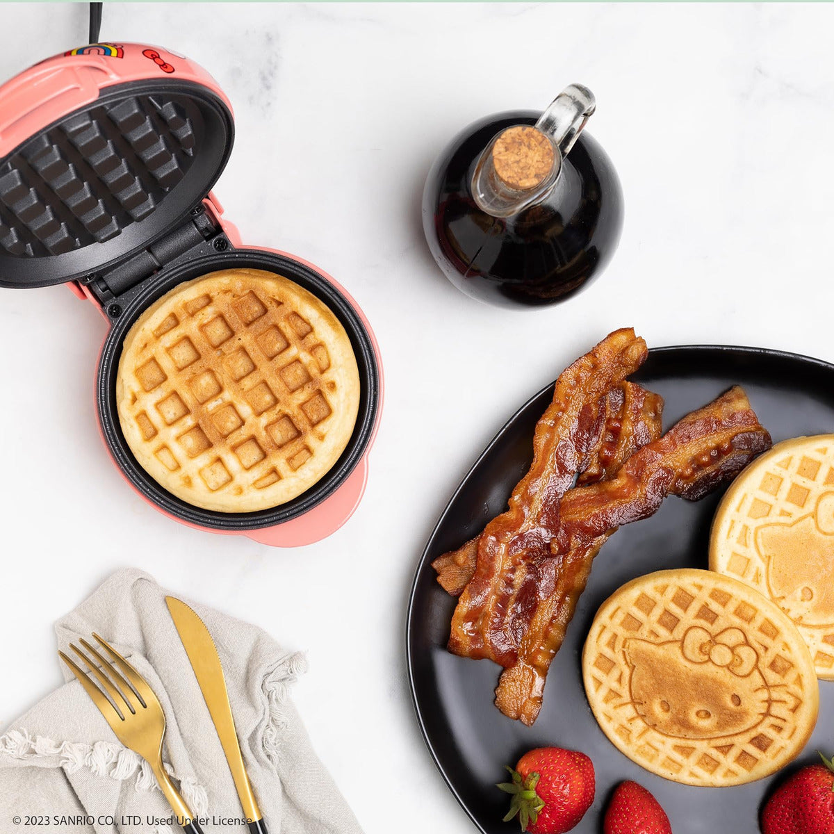 Hello Kitty Mini Wafflera Uncanny Brands Color Rosa Claro