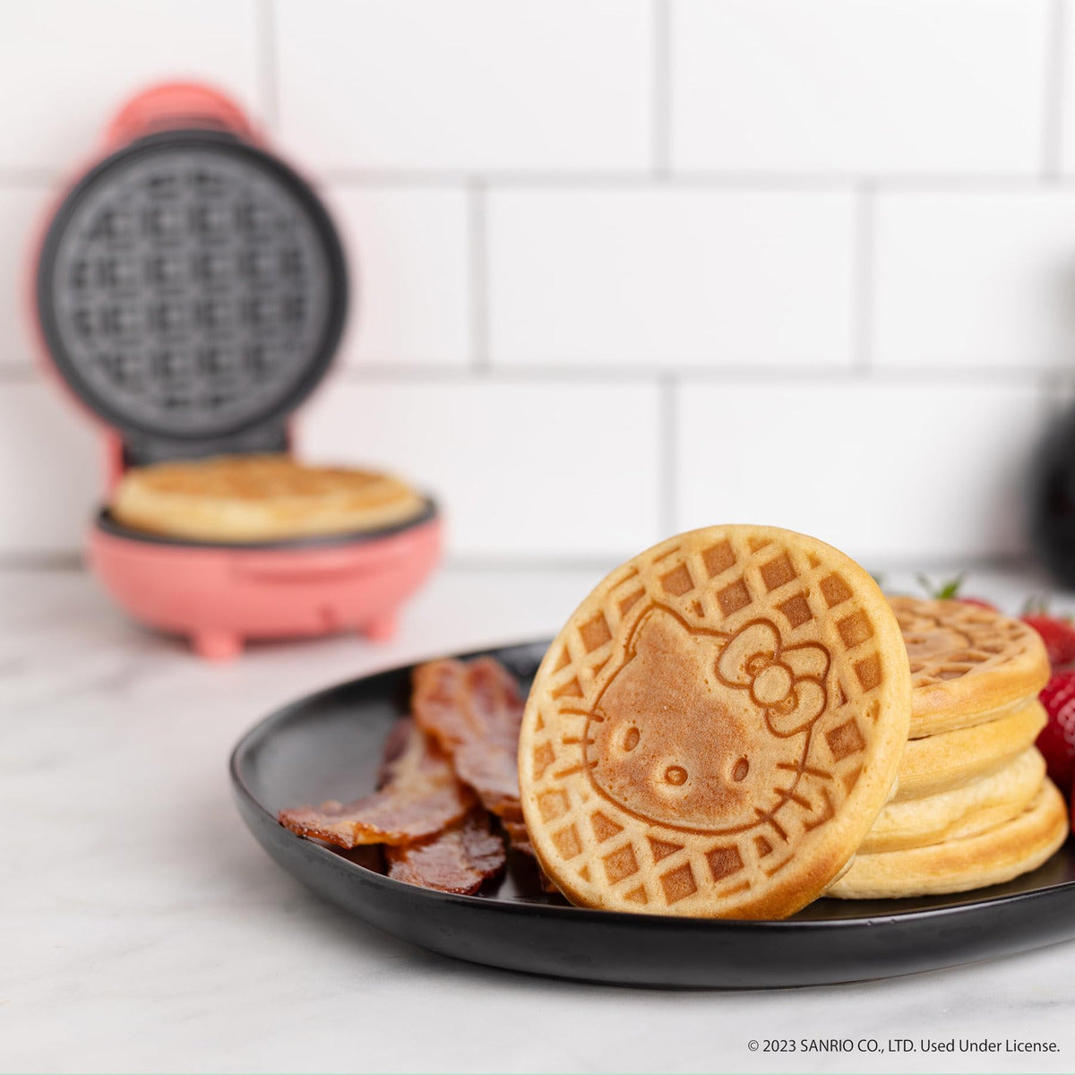 Hello Kitty Mini Wafflera Uncanny Brands Color Rosa Claro