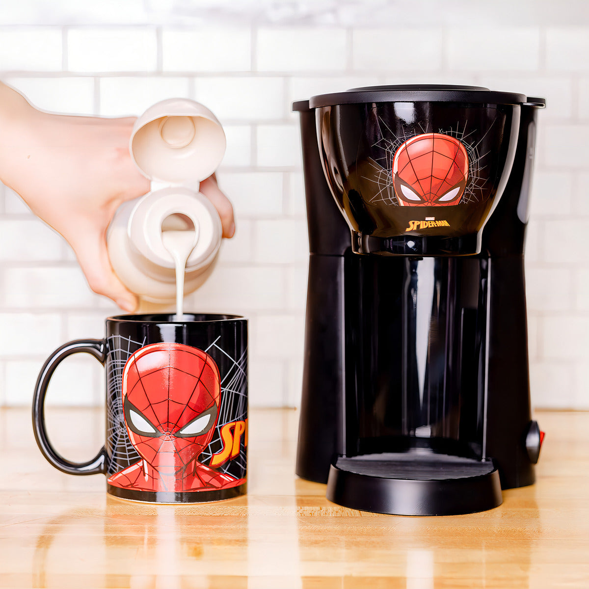 Uncanny Brands Spider-man Cafetera Con Taza Individual