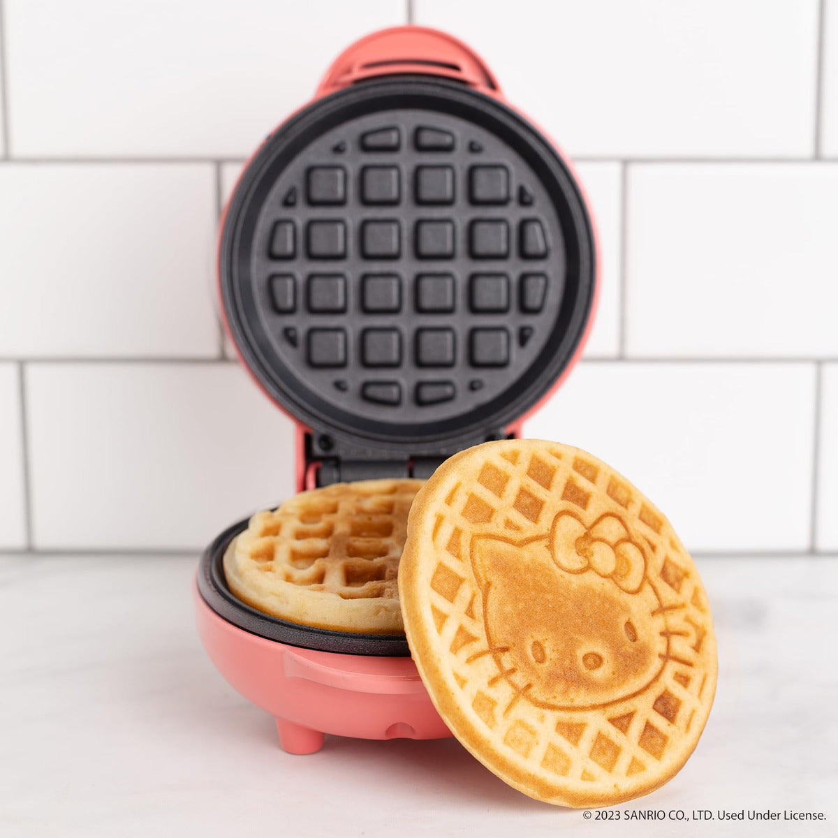 Hello Kitty Mini Wafflera Uncanny Brands Color Rosa Claro